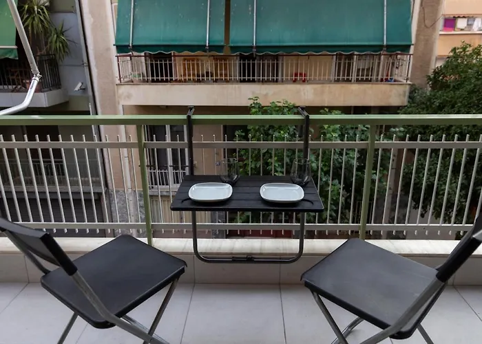 Luxury Apartment 10' From The Center!